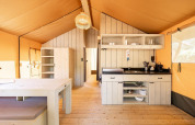 Indvendig udsigt af Villatent Nomad safari teltkøkken og spiseplads på Holiday Park Ackersate, Nederlandene.
