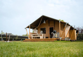 Tente safari Villatent Nomad au Holiday Park Ackersate aux Pays-Bas, vue de face avec terrasse et barbecue.