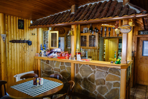Gemütliche Rezeption und Essbereich im Camping Bockenauer Schweiz, Rheinland-Pfalz, mit Snacks und Holzwänden.