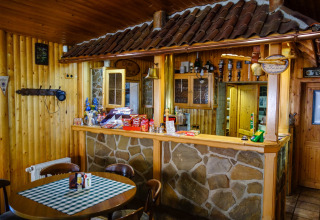 Reception e area caffè di Camping Bockenauer Schweiz in Renania-Palatinato, Germania, con snack esposti.