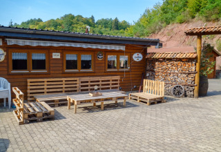 Coin salon extérieur avec meubles en palettes et bois à Camping Bockenauer Schweiz en Rhénanie-Palatinat, Allemagne.