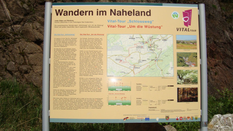 Cartello informativo sui sentieri escursionistici vicino al Camping Bockenauer Schweiz in Renania-Palatinato.