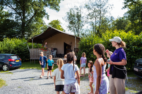 Bambini giocano fuori dalle tende a Camping de Chênefleur, villaggio vacanze nel Belgio Lussemburgo, Belgio.