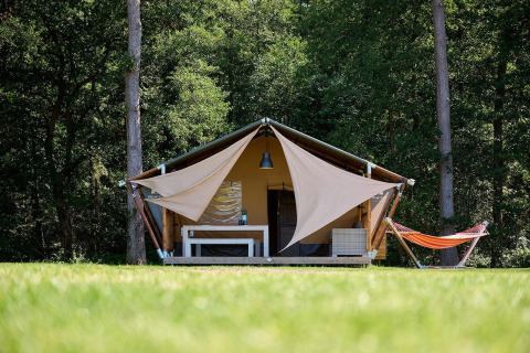 Tienda safari Villatent Nomad en Recreatieoord Wilhelm Tell, Bélgica, rodeada de naturaleza y bosque.