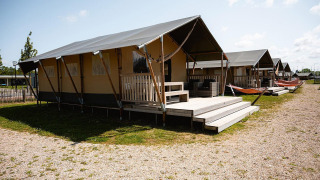 Tienda safari Villatent Nomad con terraza y hamacas en el camping RCN de Schotsman en los Países Bajos.