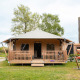 Safari-telt Villatent Cottage på Vakantiepark De Nollen i Holland, set forfra med veranda og hængekøje.