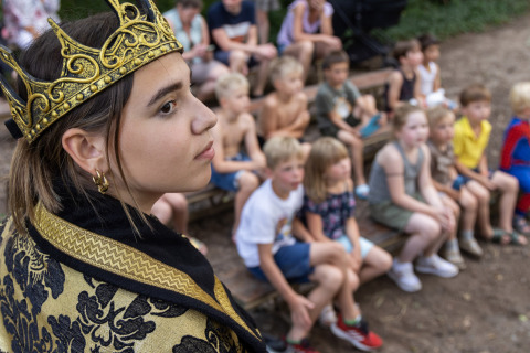 Un enfant en costume de roi joue devant d'autres enfants au Vakantiepark de Twee Bruggen, en Gelderland.