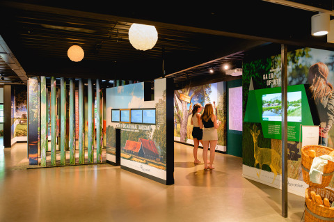 Exposition intérieure à Vakantiepark de Twee Bruggen, Gelderland, Pays-Bas, visitée par deux jeunes femmes.
