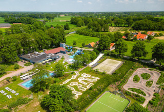 Vista aérea de Vakantiepark de Twee Bruggen en Gelderland, con piscinas, canchas y zonas verdes.