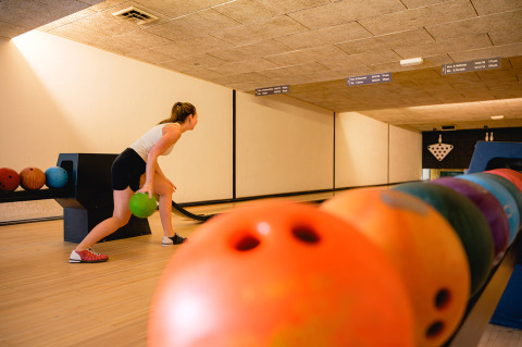 Donna che gioca a bowling nel Vakantiepark de Twee Bruggen, parco vacanze in Gelderland.