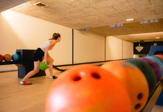 Donna che gioca a bowling nel Vakantiepark de Twee Bruggen, parco vacanze in Gelderland.
