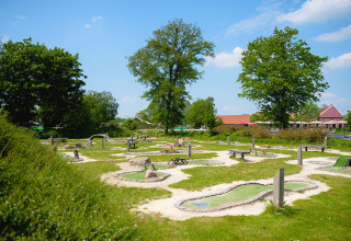 Buitenminigolf tussen groen in Vakantiepark de Twee Bruggen, Gelderland, Nederland.