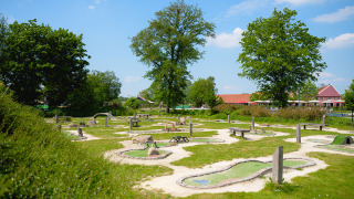 Parcours de mini-golf en plein air entouré de verdure à Vakantiepark de Twee Bruggen, Gueldre, Pays-Bas.