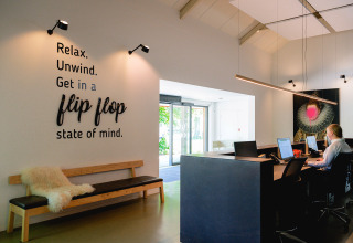 Receptionen på Vakantiepark de Twee Bruggen i Gelderland, Holland med afslappende dekoration og citater.