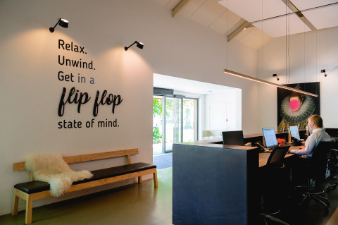 Réception du Vakantiepark de Twee Bruggen aux Pays-Bas, décor relaxant et citations inspirantes au mur.