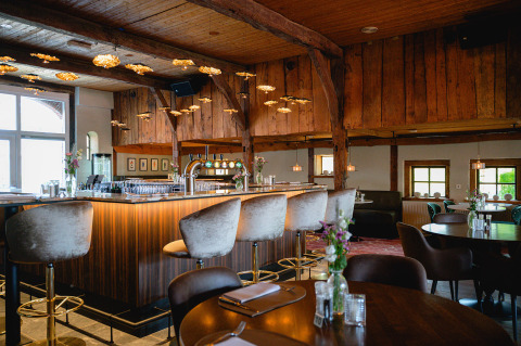 Bar e ristorante moderno con interni in legno a Vakantiepark de Twee Bruggen, Gelderland, Paesi Bassi.