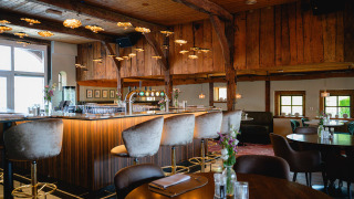 Bar et restaurant contemporain avec intérieur en bois à Vakantiepark de Twee Bruggen, Gelderland, Pays-Bas.