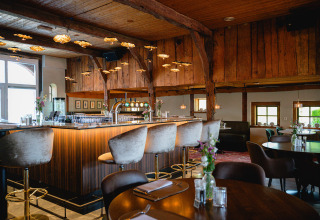 Bar e ristorante moderno con interni in legno a Vakantiepark de Twee Bruggen, Gelderland, Paesi Bassi.