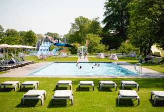 Buitenzwembad en waterglijbanen bij Vakantiepark de Twee Bruggen in Gelderland, Nederland.