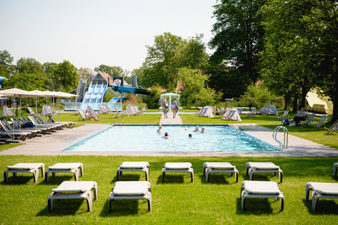 Piscina exterior y toboganes de agua en Vakantiepark de Twee Bruggen, parque vacacional en Gelderland, Países Bajos.