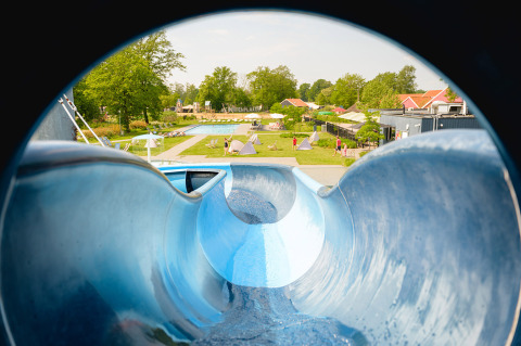 Vista dallo scivolo acquatico nel Vakantiepark de Twee Bruggen a Gelderland, Paesi Bassi, con piscina.