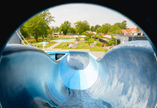 Blick von einer Wasserrutsche im Vakantiepark de Twee Bruggen in Gelderland, Niederlande, mit Pool.
