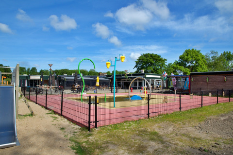 Area giochi all'aperto e parco acquatico al Camping de Krabbeplaat, villaggio vacanze in Olanda Meridionale, Paesi Bassi.