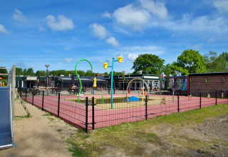Area giochi all'aperto e parco acquatico al Camping de Krabbeplaat, villaggio vacanze in Olanda Meridionale, Paesi Bassi.