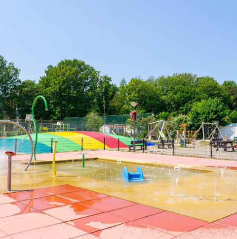 Area giochi e spruzzi d'acqua al Camping de Krabbeplaat, villaggio turistico in Olanda Meridionale, Paesi Bassi