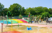 Area giochi e spruzzi d'acqua al Camping de Krabbeplaat, villaggio turistico in Olanda Meridionale, Paesi Bassi