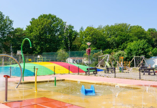 Area giochi e spruzzi d'acqua al Camping de Krabbeplaat, villaggio turistico in Olanda Meridionale, Paesi Bassi