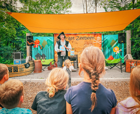 Niños ven un espectáculo de piratas en Vakantiepark Sallandshoeve, un parque vacacional en Overijssel.