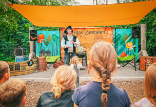Kinderen genieten van een piratenvoorstelling in Vakantiepark Sallandshoeve in Overijssel, Nederland.