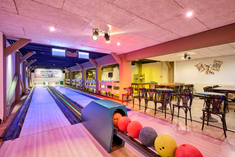 Knusse indoor bowlingbaan met zitgelegenheid in Vakantiepark Sallandshoeve, Overijssel, Nederland.