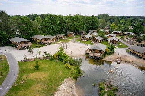 Vista aérea de cabañas de vacaciones y tiendas junto al lago en Vakantiepark Sallandshoeve, Overijssel, Países Bajos.