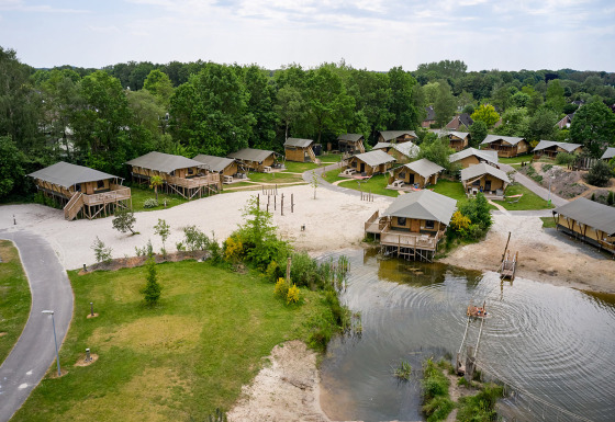 Luchtbeeld van vakantiehuisjes en tenten aan het water in Vakantiepark Sallandshoeve, Overijssel, Nederland.