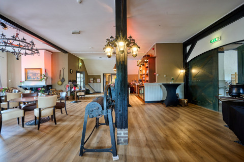 Acogedor interior de restaurante en Vakantiepark Sallandshoeve, Overijssel, Países Bajos.