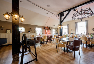 Eetzaal met stijlvolle inrichting in Vakantiepark Sallandshoeve, vakantiepark in Overijssel, Nederland.