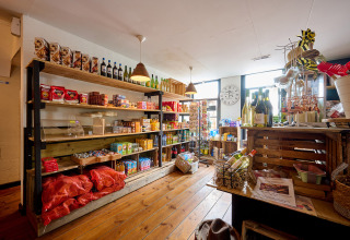 Knusse winkel met rekken vol levensmiddelen en wijn in Vakantiepark Sallandshoeve, Overijssel, Nederland.