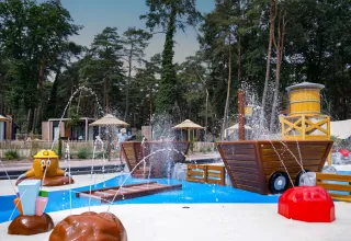 Wasserspielplatz mit Springbrunnen und Holzstrukturen im Ferienpark Hoge Kempen in Limburg, Belgien.