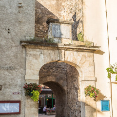 Storico arco in pietra al Camping De l'Olivigne, un villaggio vacanze in Occitania, Francia.
