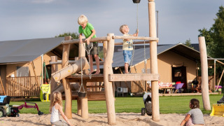 Niños juegan en una estructura de madera en FarmCamps De Smulhoeve, un parque vacacional en North Brabant, Países Bajos.