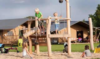 Niños juegan en una estructura de madera en FarmCamps De Smulhoeve, un parque vacacional en North Brabant, Países Bajos.