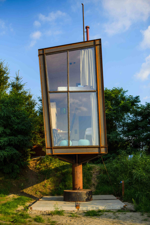 Kleines, modernes Birdhouse auf Stelze bei Netl Camping Kallumaan in den Niederlanden, mit Glasfront.