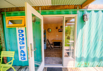 Indgang til et lille hus lavet af en shippingcontainer på Netl Camping Kallumaan i Holland.