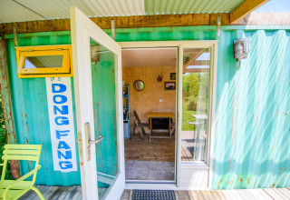 Ingang van een tiny house, gemaakt van een zeecontainer, bij Netl Camping Kallumaan in Nederland.