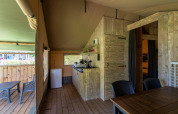 Intérieur d'une tente Safari avec sanitaires au Camping De Rammelbeek aux Pays-Bas, décor en bois clair.