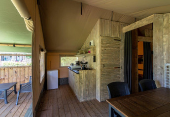 Interno di tenda Safari con servizi igienici al Camping De Rammelbeek nei Paesi Bassi, arredo in legno.
