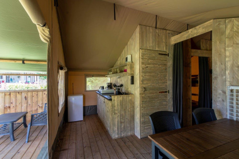 Innenansicht eines Safari-Zeltes mit Sanitäranlagen auf Camping De Rammelbeek in den Niederlanden, Holzmöbel.