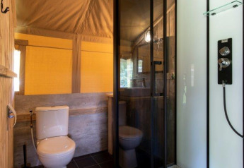 Modernes Badezimmer in einem Safarizelt mit WC und Duschkabine, aufgenommen auf Camping De Rammelbeek, Niederlande.